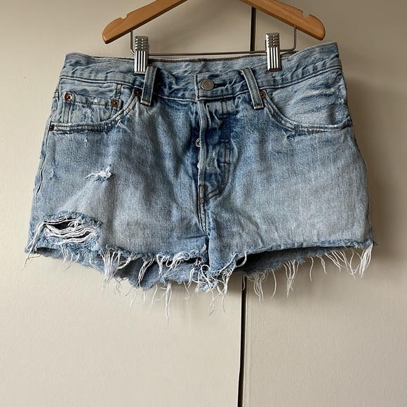 Levi’s Levi Strauss 501 Cutoff Button Fly Distressed Denim Jean Shorts Size 28 - Picture 2 of 8
